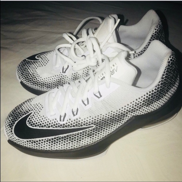 Sold - NWOT Nike Boy's  Infuriate Basketball Shoes - Picture 3 of 7